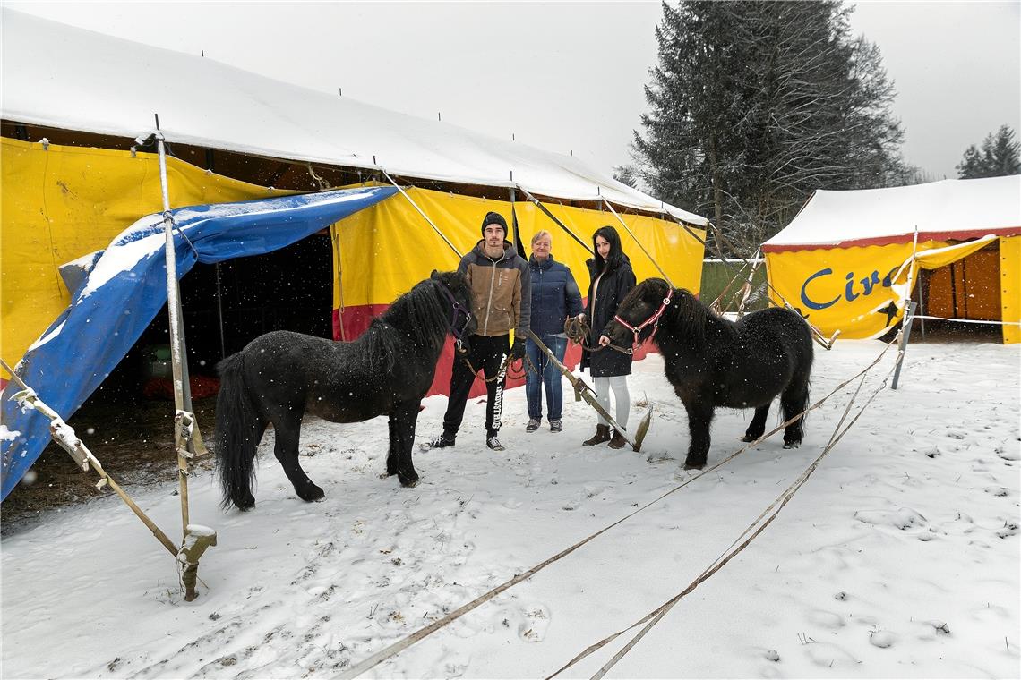 Der Circus Montreal sitzt seit fast einem Jahr in Großerlach fest. Das Wetter ist nur eine von vielen Herausforderungen für die Zirkusfamilie. Besonders die Kinder und Neffen der Zirkuseltern Gabriele und Andreas Köllner sind ungeduldig. Sie möchten arbeiten. Fotos: J. Fiedler