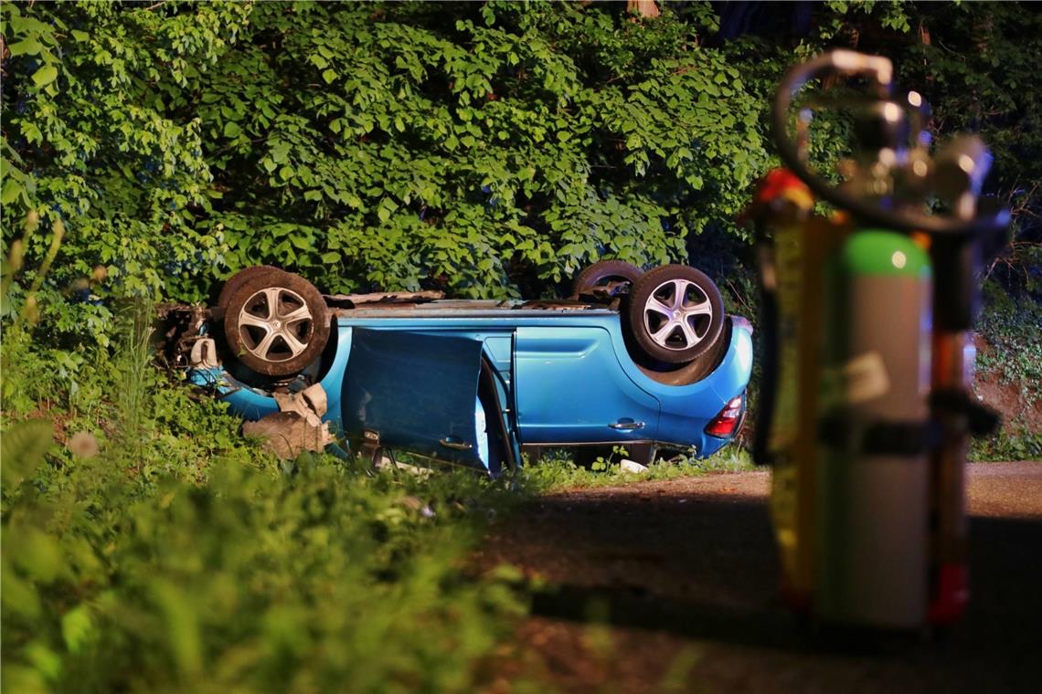Auto überschlägt sich mehrfach Der Citroen blieb auf dem Dach liegen. Foto: 7aktuell.de/ Lermer