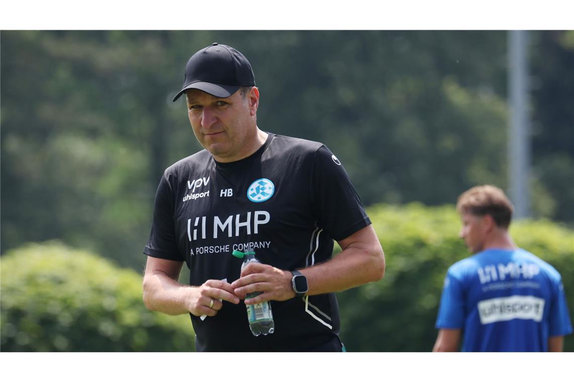 Der Coach mit Mütze und Trinkflasche