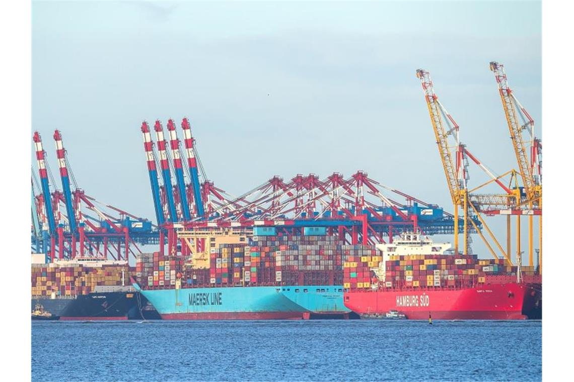 Bundesbank: Deutsche Wirtschaft Ende 2021 geschrumpft Der Container-Terminal in Bremerhaven. Foto: Sina Schuldt/dpa