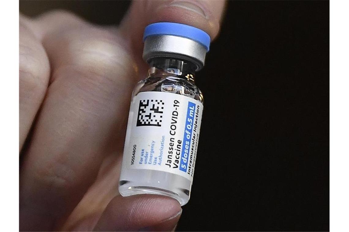Experten: Impfstoff-Typ womöglich Ursache für Nebenwirkungen Der Corona-Impfstoff des US-Pharmakonzerns Johnson & Johnson. Foto: Jessica Hill/FR125654 AP/dpa