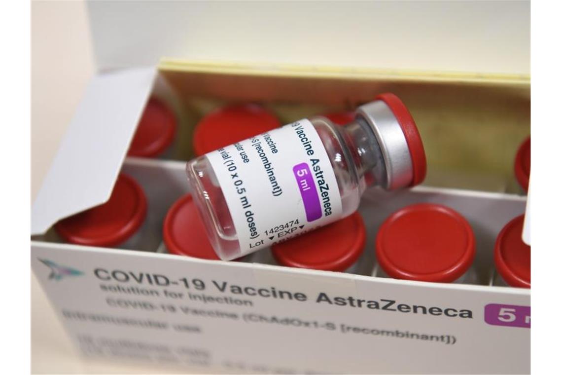 Der Corona-Impfstoff von Astrazeneca bietet laut dem Pharmakonzern nur begrenzten Schutz bei einer mild verlaufenden Infektion mit der südafrikanischen Variante des Virus. Foto: Alain Jocard/AFP/dpa