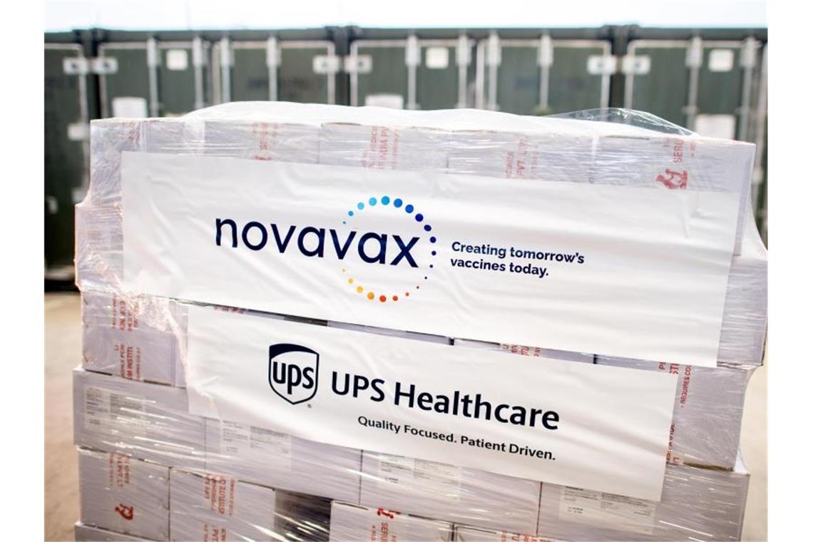 Impfstoff von Novavax in Baden-Württemberg angekommen Der Corona-Impfstoff von Novavax wird angeliefert und in gekühlten Containern zwischengelagert. Foto: Hauke-Christian Dittrich/dpa/Archivbild