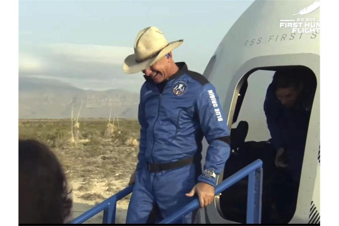„Bester Tag aller Zeiten“: Amazon-Gründer ins All geflogen Der Cowboy ist zurück auf der Erde: Jeff Bezos verlässt nach seinem Kurz-Ausflug ins Weltall die Kapsel „New Shepard“. Foto: -/Blue Origin/AP/dpa