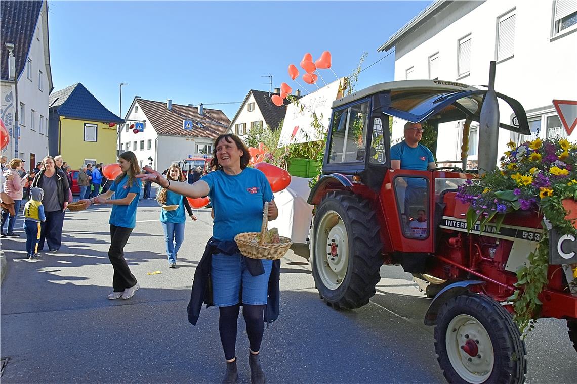 Der CVJM warf Herzen in die Menge. Kelterfest und Umzug in Aspach, Kelterfest wi...