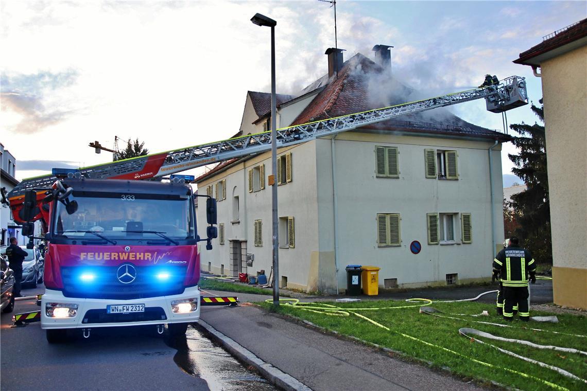 Der Dachstuhl der Einrichtung der Winnender Paulinenpflege steht im Vollbrand. Foto: 7aktuell / Kevin Lermer