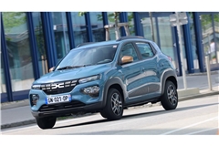 Der Dacia Spring hat in der neuesten Version immerhin 75 kw (102 PS). Bei bis zu 226 km Reichweite würde man mit Müh und Not im Sommer auch ohne Nachladen von Stuttgart nach Oberstdorf kommen (ohne Gewähr).