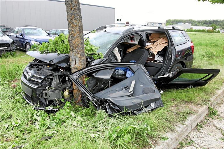 Der Dacia wurde beim Aufprall auf den Baum völlig zerstört. Foto: 7aktuell/Kevin Lermer