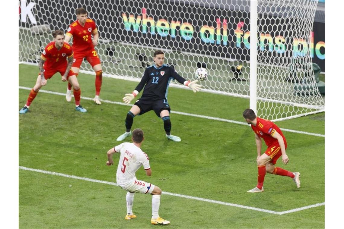Dänemark verzückt: Sieg gegen Wales und Party in Amsterdam Der Däne Joakim Maehle (2.v.r) schießt das Tor zum 3:0. Foto: Koen Van Weel/EPA Pool via AP/dpa