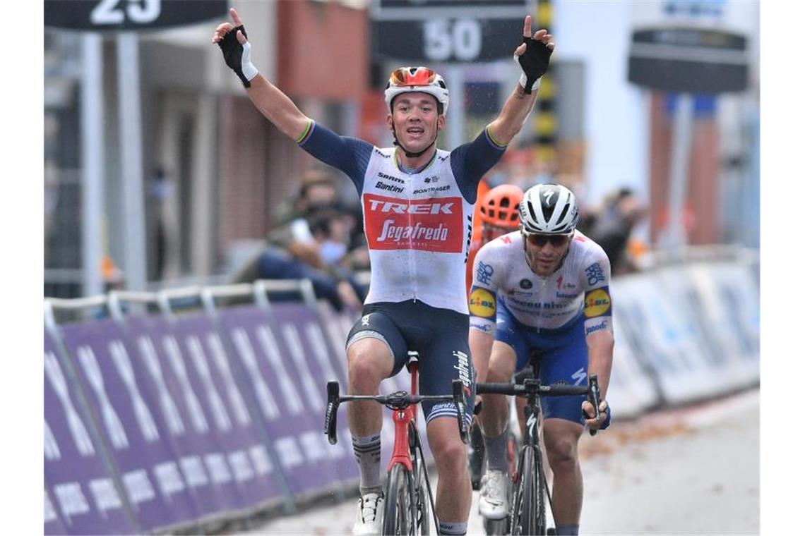 Degenkolb Sechster bei Gent-Wevelgem - Pedersen siegt Der Däne Mads Pedersen vom Team Trek-Segafredo jubelt bei der Zieleinfahrt über seinen Sieg. Foto: David Stockman/BELGA/dpa