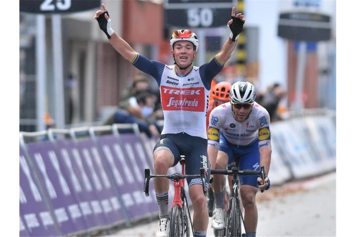 Der Däne Mads Pedersen vom Team Trek-Segafredo jubelt bei der Zieleinfahrt über seinen Sieg. Foto: David Stockman/BELGA/dpa