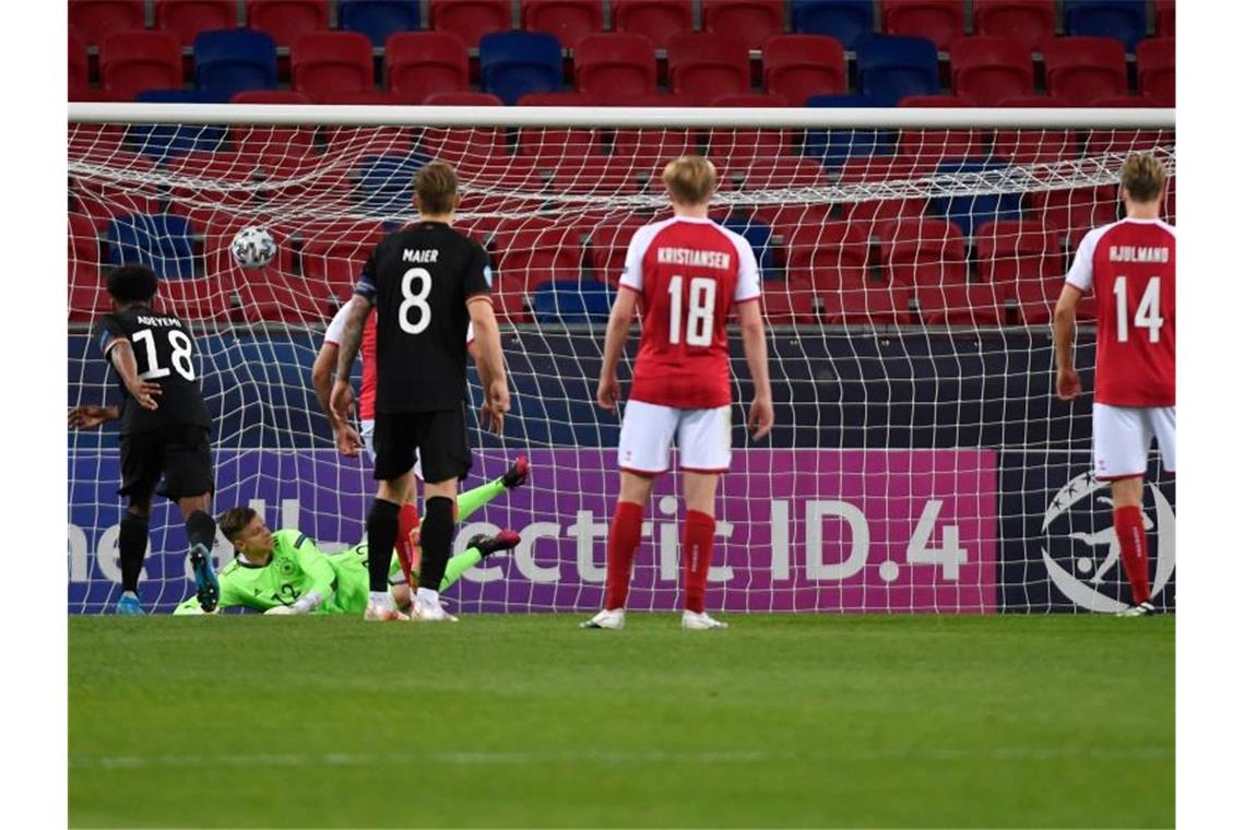U21 ringt Dänemark nieder und erreicht EM-Halbfinale Der Däne Victor Nelsson traf per Elfmeter zum 2:2. Foto: Marton Monus/dpa