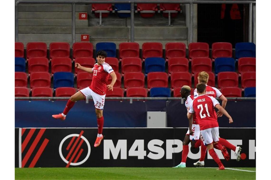 Der Däne Wahid Faghir (l) bejubelt seinen Treffer zum 1:0. Foto: Marton Monus/dpa