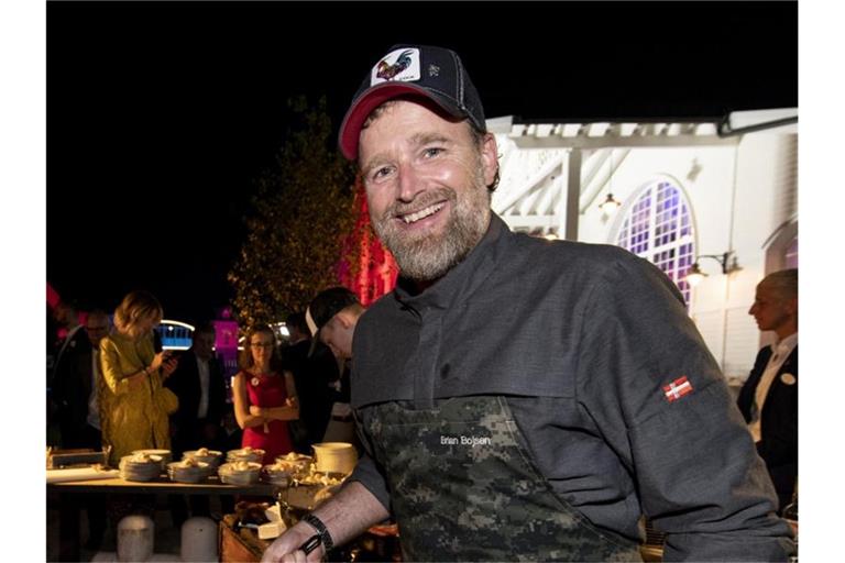 Der dänische Fernsehkoch Brian Bojsen steht im Europa-Park an einem Grill. Foto: Patrick Seeger