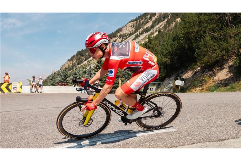 Der dänische Rad-Star Jonas Vingegaard im Roten Trikot des Gesamtführenden.