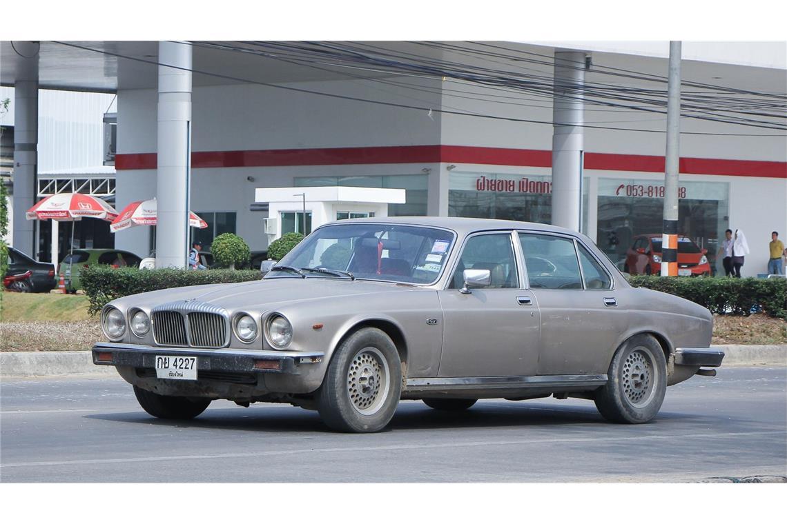 Als die Queen noch Daimler fuhr Der Daimler Double Six basierte auf dem Jaguar XJ und unterschied sich von diesem vor allem durch eine luxuriösere Ausstattung.