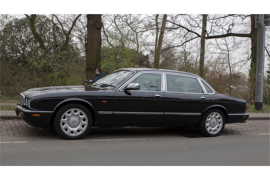 Als die Queen noch Daimler fuhr Der Daimler Super V8 lief noch bis 2003. Queen Elizabeth II. nutzte ihn jahrelang als Privatauto.