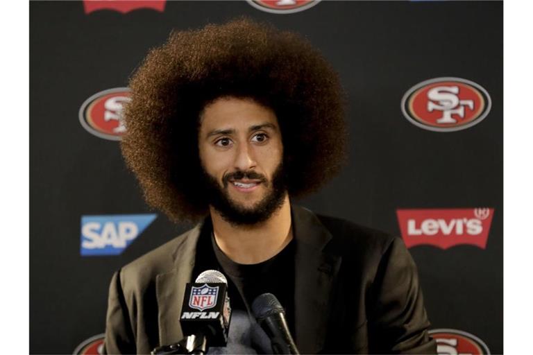 Der damalige 49ers-Quarterback Colin Kaepernick protestierte schon 2016 gegen Polizeigewalt und Rassismus. Foto: Rick Scuteri/AP/dpa