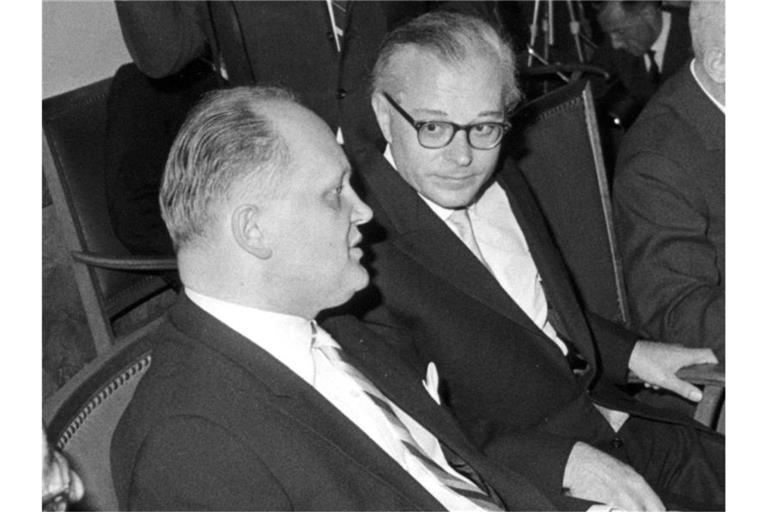 Der damalige Bundesjustizminister Wolfgang Stammberger (l.) bei der Amtseinführung von Wolfgang Fränkel als Generalbundesanwalt am 30. März 1962. Foto: Archiv