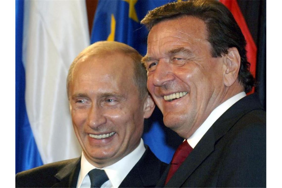 CDU-Politiker fordert Sanktionen gegen Altkanzler Schröder Der damalige Bundeskanzler Gerhard Schröder (SPD, r) im Jahr 2005 mit Russlands Präsident Wladimir Putin. Foto: Bernd Settnik/dpa