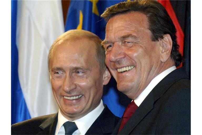 Der damalige Bundeskanzler Gerhard Schröder (SPD, r) im Jahr 2005 mit Russlands Präsident Wladimir Putin. Foto: Bernd Settnik/dpa