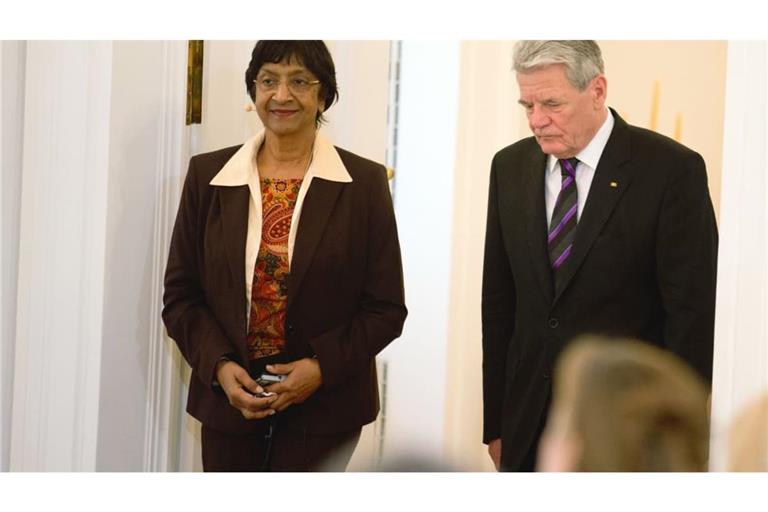 Der damalige Bundespräsident Joachim Gauck mit der damaligen UN-Hochkommissarin für Menschenrechte, Navanethem «Navi» Pillay, im Schloss Bellevue in Berlin