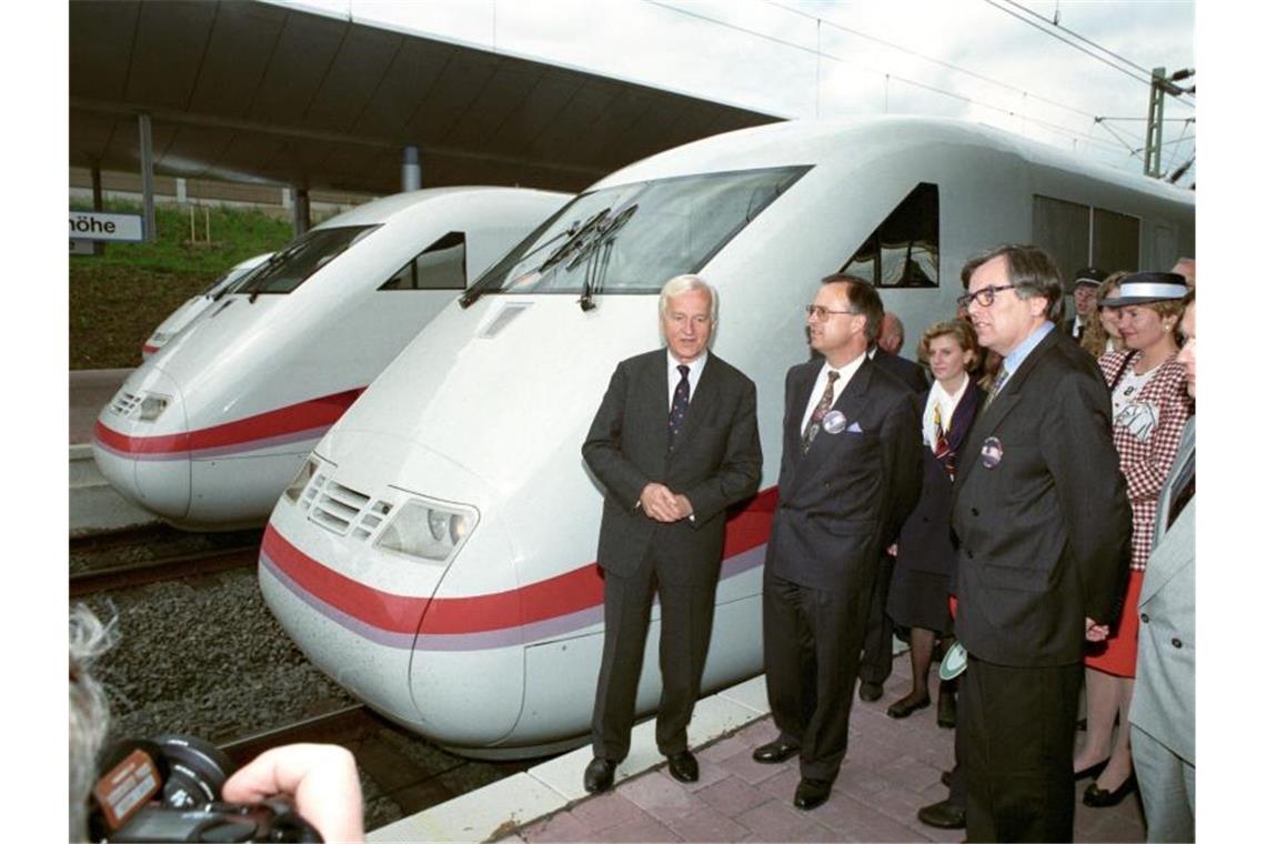 ICE nahm vor 30 Jahren Fahrt auf Der damalige Bundespräsident Richard von Weizsäcker (links) bei der feierlichen Inbetriebnahme der ICE-Züge im Bahnhof in Kassel-Wilhelmshöhe am 29.05.1991. Foto: picture alliance / dpa