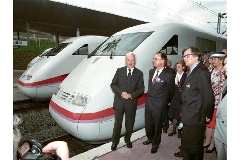 Der damalige Bundespräsident Richard von Weizsäcker (links) bei der feierlichen Inbetriebnahme der ICE-Züge im Bahnhof in Kassel-Wilhelmshöhe am 29.05.1991. Foto: picture alliance / dpa