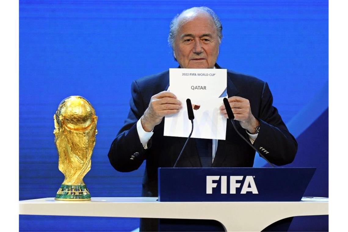 Neue Bestechungsvorwürfe um WM-Vergabe an Katar Der damalige FIFA-Präsident Joseph Blatter gibt 2010 die Vergabe der WM 2022 an Katar bekannt. Foto: Walter Bieri/KEYSTONE/dpa