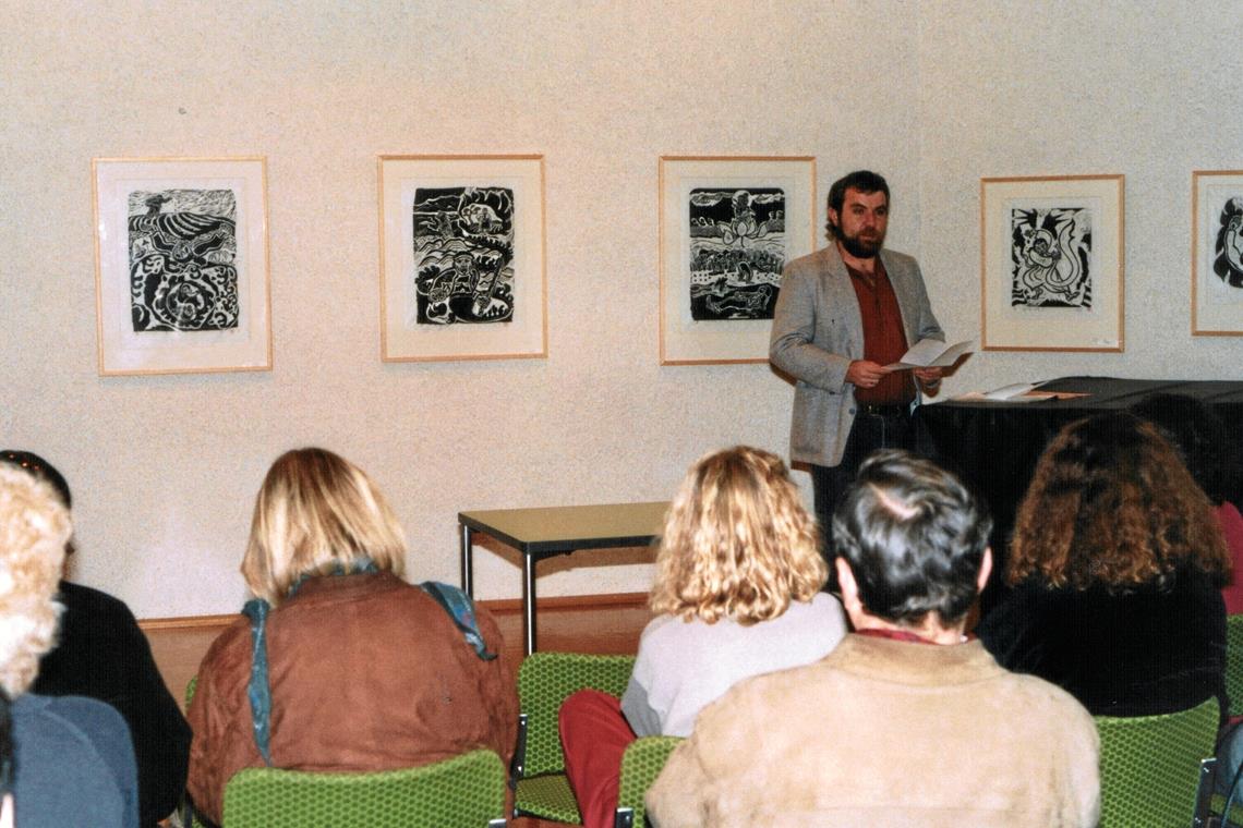 Freunde für die Menschenrechte Der damalige Gruppensprecher Herbert Leuwer eröffnet am 16. November 1991 die Ausstellung mit Bildern des südkoreanischen Künstlers Hong Song-Dam in Backnang. Foto: Amnesty International Backnang