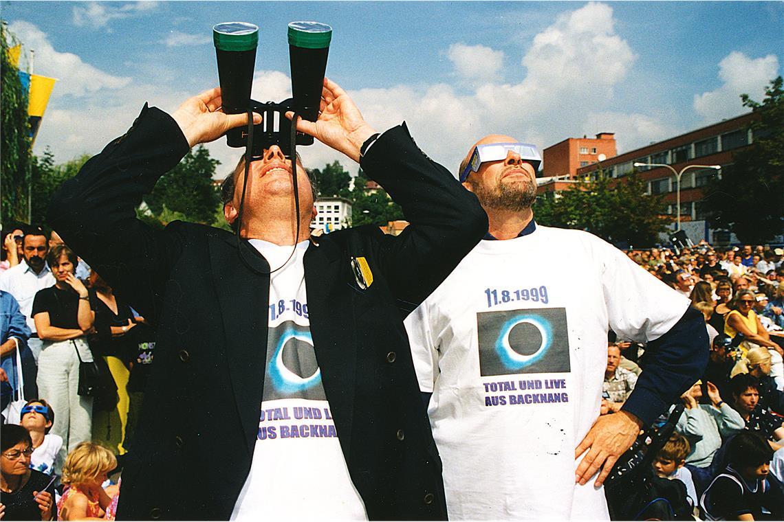 Der damalige OB Jürgen Schmidt (links) im Jahr 1999 mit einem mit Metallfolie versehenen Fernglas neben Baubürgermeister Frank Distel (rechts). .Archivfoto: Simon Granville