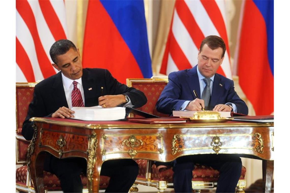 Der damalige russische Präsident Dmitri Medwedew (r.) und Ex-US-Präsident Barack Obama unterzeichnen am 08.April 2010 den Vertrag „New Start“ in Prag. Foto: Michael Reynolds/Archiv/epa/dpa