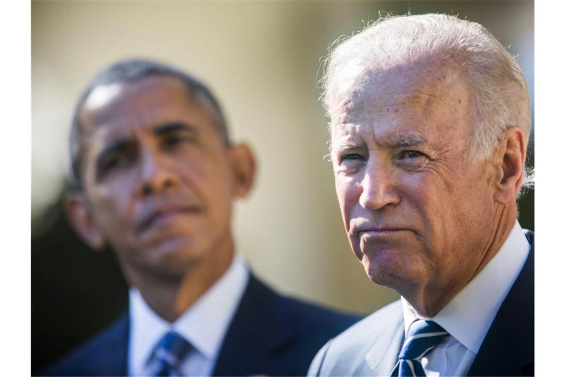 Der damalige US-Präsident Barack Obama im Herbst 2015 neben Joe Biden. Foto: Jim Lo Scalzo/EPA/dpa