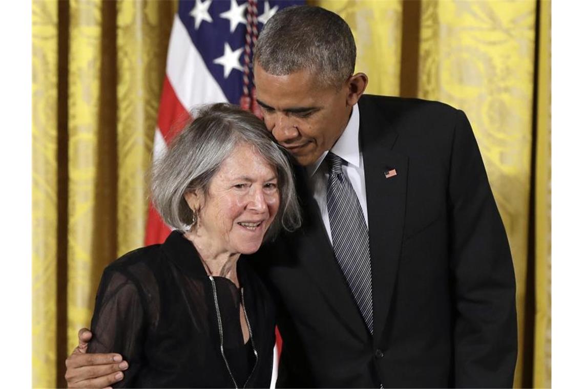 Lyrikerin Louise Glück bekommt Literaturnobelpreis Der damalige US-Präsident Barack Obama umarmt die amerikanische Poetin Louise Glück bei der Verleihung der National Humanities Medal (Medaille für Geisteswissenschaften) im Weißen Haus. Foto: Carolyn Kaster/AP/dpa