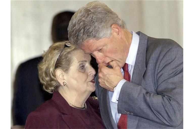 Der damalige US-Präsident Bill Clinton bespricht sich mit Madeleine Albright, bevor er die Abschlusserklärung des Nahost-Gipfels im Jahr 2000 abgibt. Foto: Jerome Delay/AP/dpa