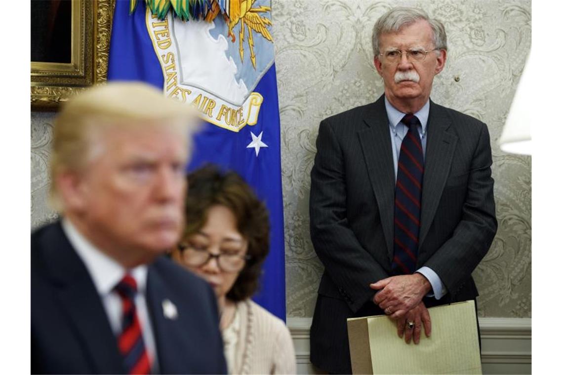 Bolton hofft auf Abwahl Trumps Der damalige US-Sicherheitsberater John Bolton im Mai 2018 neben Donald Trump. Foto: Evan Vucci/AP/dpa