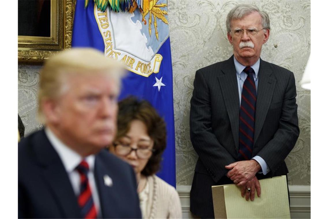 Der damalige US-Sicherheitsberater John Bolton (r) im Mai 2018 neben Donald Trump. Foto: Evan Vucci/AP/dpa