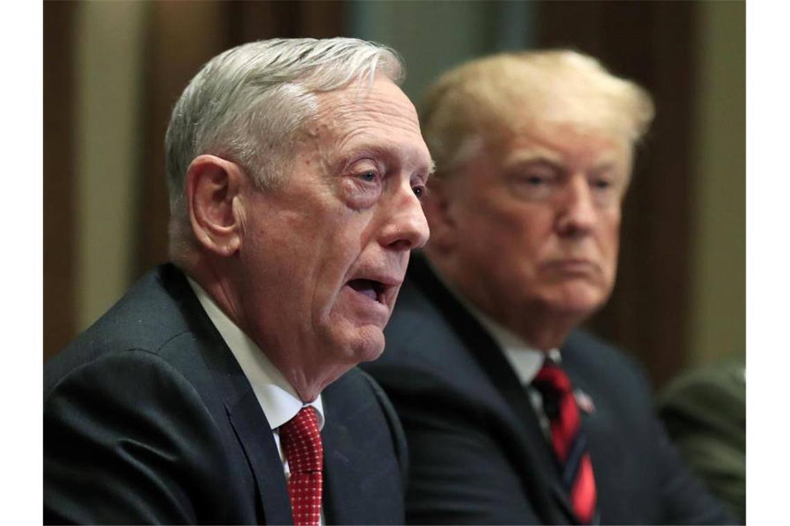 Der damalige US-Verteidigungsminister James Mattis (l) sitzt während eines Briefings mit hochrangigen Militärführern neben Donald Trump. Mattis hat den US-Präsidenten scharf kritisiert. Foto: Manuel Balce Ceneta/AP/dpa