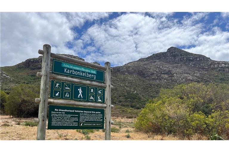 Der damals 22-Jährige wurde zuletzt am Fuße des Karbonkelbergs in Hout Bay, einem Vorort von Kapstadt gesehen, als er zu einer Wanderung aufbrach.
