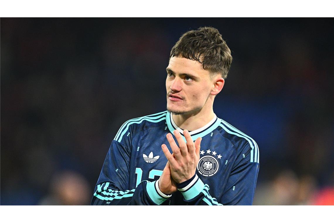 Der Dank geht an die Fans und der Applaus gilt im Grunde ihm selbst: Florian Wirtz nach dem Spiel in Basel.