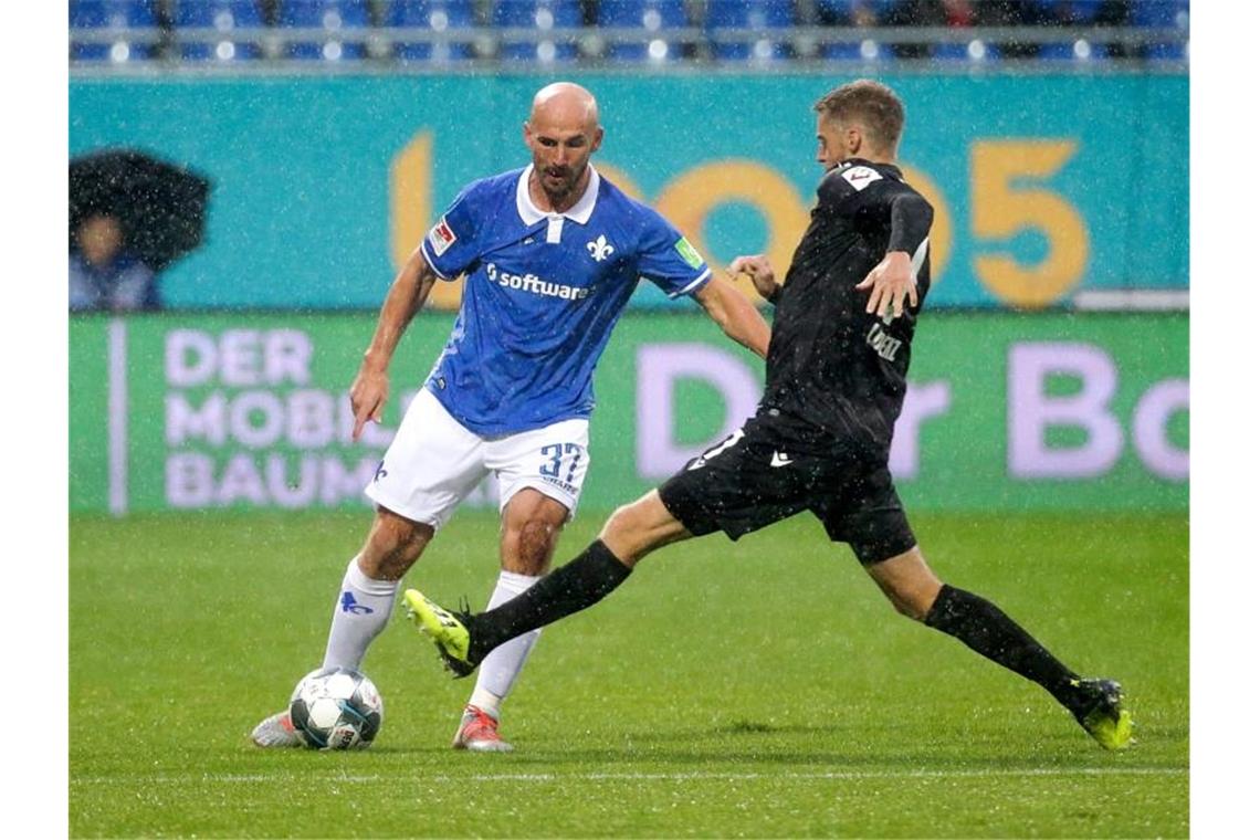 HSV stößt VfB von Platz eins - Slomka-Elf siegt in Dresden Der Darmstädter Patrick Herrmann (l) im Zweikampf mit Marc Lorenz vom Karlsruher SC. Foto: Hasan Bratic/dpa