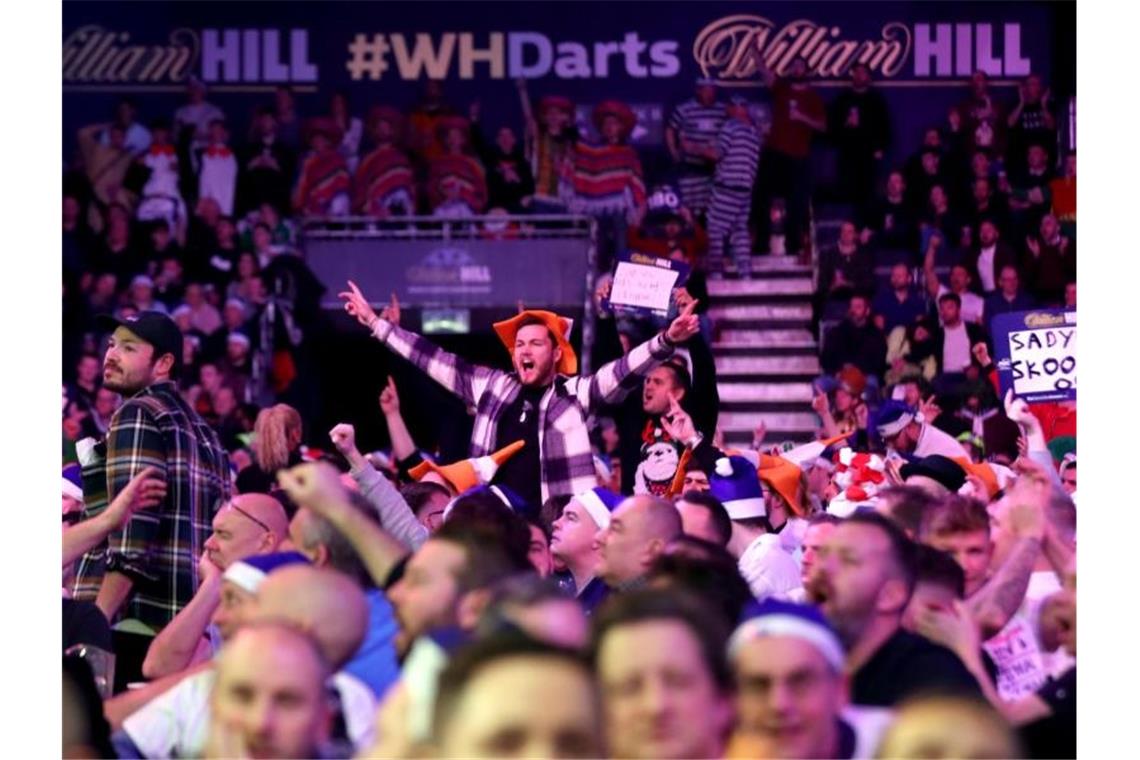 „Corona-Bombe“: Untätiger Darts-Verband in der Kritik Der Darts-Weltverband hat einen coronabedingten Abbruch der WM vorerst ausgeschlossen, der Wahnsinn im Ally Pally geht weiter. Foto: Bradley Collyer/PA Wire/dpa