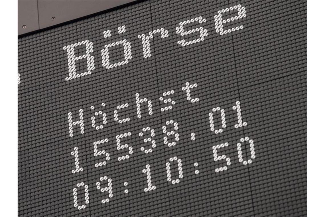 Anleger nehmen nach Dax-Rekord erst einmal Gewinne mit Der DAX hat am Morgen mit 15538 Punkten einen neuen Höchsstand erreicht. Foto: Boris Roessler/dpa