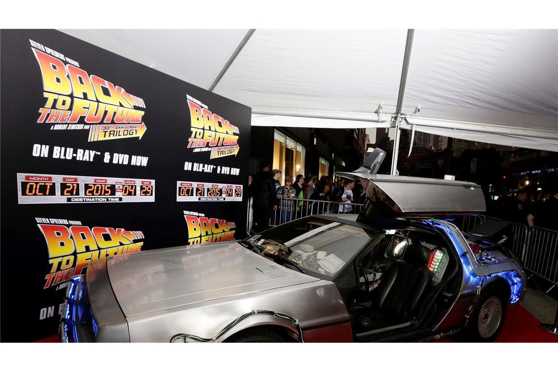 Der DeLorean-Wagen ist die Zeitmaschine, mit der Marty McFly und und Doc Brown in die Zukunft reisen (Archivbild).