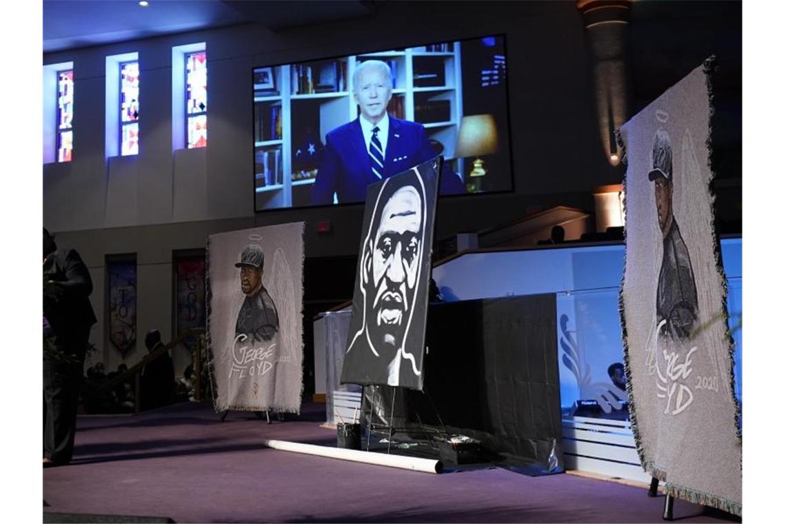Der demokratische Präsidentschaftskandidat Joe Biden ist bei der Trauerfeier per Video zugeschaltet. Foto: David J. Phillip/AP POOL/dpa