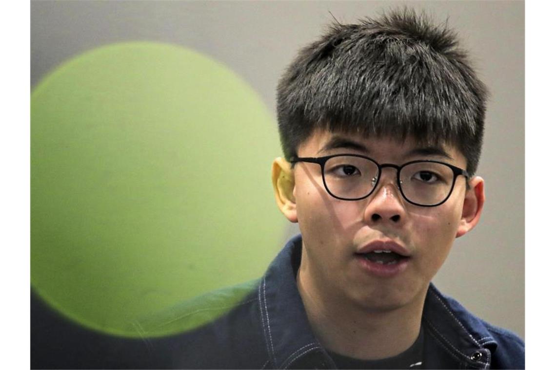 Hongkonger Aktivist Joshua Wong vorübergehend festgenommen Der Demonkratie-Aktivist Joshua Wong ist in Hongkong festgenommen worden. Foto: Kin Cheung/AP/dpa