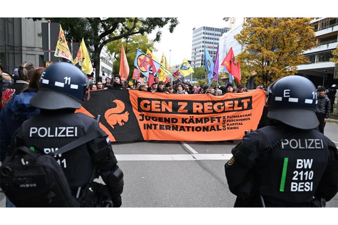 Der Demozug ist in Stuttgart unterwegs.