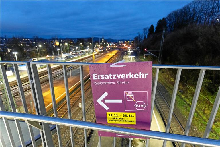 Der derzeitige Schienenersatzverkehr aufgrund der Erneuerung eines Gleises am Bahnhof Winnenden dürfte nur ein Vorgeschmack auf die Herausforderungen für Bahn und Pendler im Jahr 2027 sein. Foto: Alexander Becher
