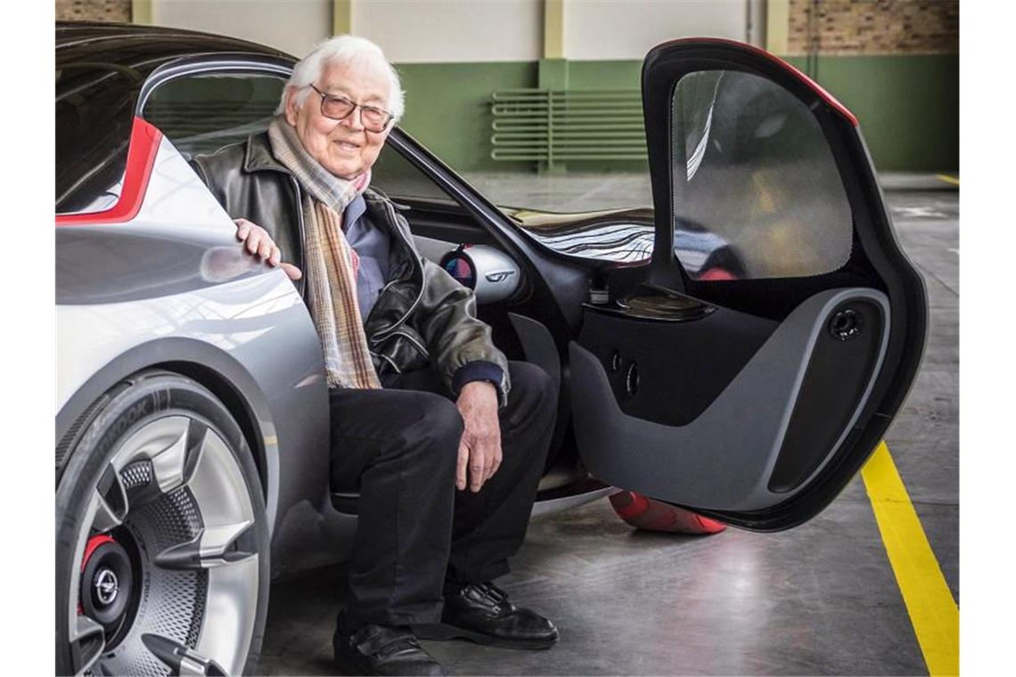 Opel-Kult-Designer Erhard Schnell gestorben Der Designer Erhard Schnell sitzt in einem Opel GT Concept. Modelle wie Rekord, GT, Corsa - Erhard Schnell hat Autos für Hunderttausende Opel-Liebhaber entworfen. Foto: Steffen Kugler/Opel Automobile GmbH/dpa