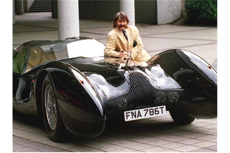 Der Designer Luigi Colani während eines Fototermins zur "Essen-Motor-Show International" mit seinem "Horch-Colani" vor dem Messegelände. Foto: Uta Rademacher/dpa